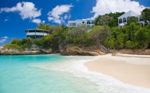 türkises meer und traumstrand im luxus resort Malliouhana auf anguilla karibik