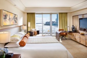 luxuriöses schlafzimmer im luxushotel mandarin oriental in south beach miami florida usa
