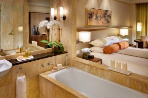 himmlisches badezimmer im luxushotel mandarin oriental in south beach miami florida usa