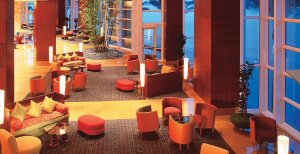 grosse moderne lobby im luxushotel mandarin oriental in south beach miami florida usa
