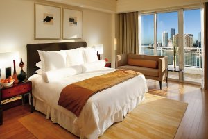 wunderschönes schlafzimmer mit balkon im luxushotel mandarin oriental in south beach miami florida usa