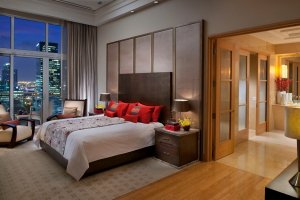panoramafenster im schlafzimmer der suite im luxushotel mandarin oriental in south beach miami florida usa