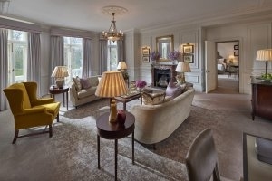 gemütliches und helles Wohnzimmer mit hellen Stoffen und vielen Fenstern im Mandarin Oriental Hyde Park London Luxus Hotel 