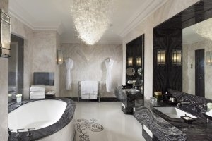 Großes Badezimmer der Royal Suite im Mandarin Oriental Hyde Park mit viel Marmor und großer Wanne