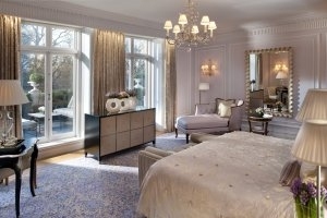 geräumiges Schlafzimmer der Royal Suite im Mandarin Oriental Hyde Park in London