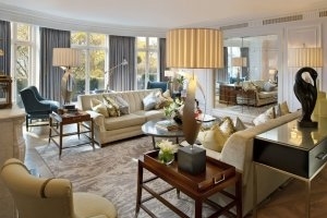großer und heller Wohnraum der royal Suite im Mandarin Oriental Hyde Park London mit hellen Stoffen und großen Fenstern