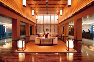 Lobby des Luxushotels Mandarin Oriental Tokyo in Holz gehalten und gemütlich gestaltet