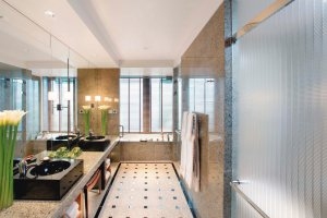 großes und helles Badezimmer der Mandarin Suite im Mandarin Oriental Tokyo mit zwei Waschtischen