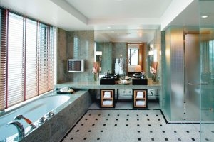 großes und helles Badezimmer der Oriental Suite im Mandarin Oriental mit viel Glas und lichtdurchfluteter Gestaltung