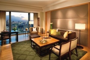 großer Wohnbereich in der Oriental Suite des Mandarin Oriental Tokyo mit Essbereich und Ausblick auf die Stadt
