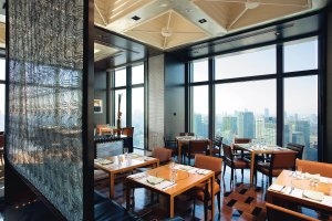 Kshiki Restaurant im Luxushotel Mandarin Oriental Tokyo weit über den Dächern der Stadt