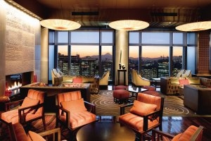 Luxuriöse Oriental Lounge im Prestige Resort Mandarin Oriental Tokyo das eine gemütliche Atmosphäre bietet