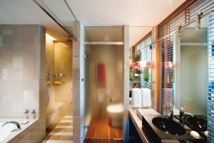 großzügiges Badezimmer des Deluxe Room im Mandarin Oriental Tokyo