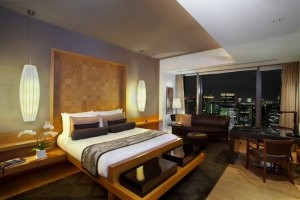 Premier Grand Room im Mandarin Oriental Tokyo mit großem Bett und Blick auf die Stadt bei Nacht