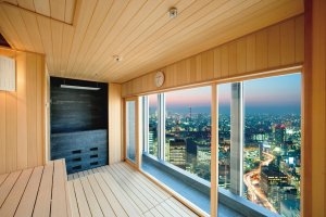 Dry Sauna im Spa des Mandarin Oriental Tokyo bietet Entspannung über den Dächern der Stadt und Luxus pur