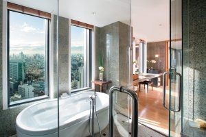Badezimmer der Executive Suite im Mandarin Oriental Tokyo mit herrlichem Blick über die Stadt von der Badewann aus