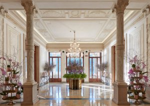 helle klassische lobby im luxus hotel mandarin oriental lago di como italien