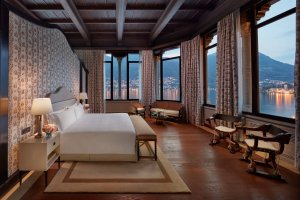 romantisches schlafzimmer einer suite im luxus hotel mandarin oriental lago di como italien