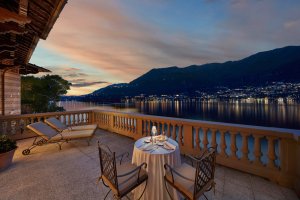 romantische abendstimmung mit seeblick im luxus hotel mandarin oriental lago di como italien