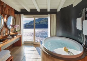 grosses badezimmer mit ausblick auf den see im luxus hotel mandarin oriental lago di como italien