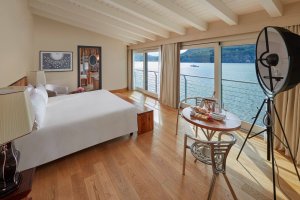 traumhaftes schlafzimmer mit seeblick im luxus hotel mandarin oriental lago di como italien