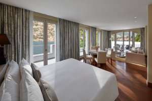 modernes schlafzimmer einer suite mit seeblick im luxus hotel mandarin oriental lago di como italien