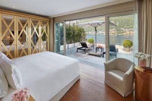 schlafzimmer mit seeblick im luxus hotel mandarin oriental lago di como italien
