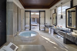 luxuriöses Badezimmer in einer Mandarin Villa im Mandarin Oriental Marrakesch, Marokko