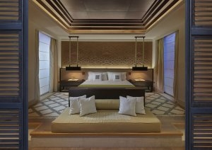 geräumiges Schlafzimmer in einer Oriental Villa im Mandarin Oriental Marrakesch, Marokko 