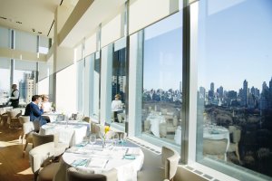 hervorragendes restaurant mit blick über new york im mandarin oriental luxushotel in manhattan new york usa