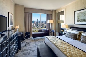 grosses luxuriöses schlafzimmer im mandarin oriental luxushotel in manhattan new york usa