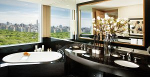 luxus badezimmer mit blick auf den central park im mandarin oriental luxushotel in manhattan new york usa