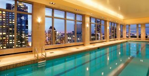 erfrischender pool mit ausblick über new york im mandarin oriental luxushotel in manhattan new york usa