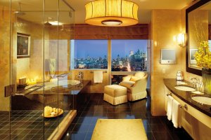 himmlisches badezimmer mit blick auf new york im mandarin oriental luxushotel in manhattan new york usa