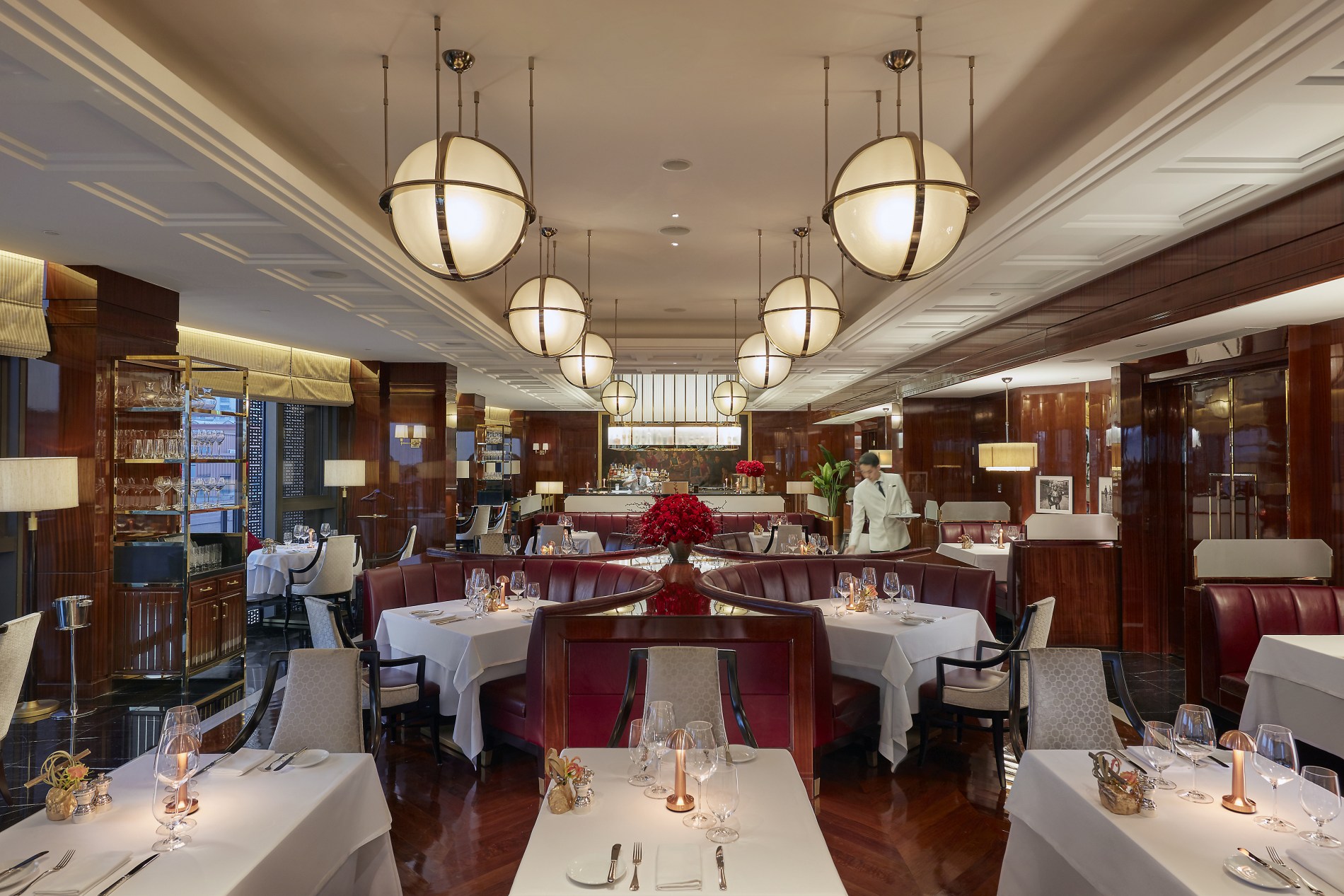edles restaurant mit gedeckten tischen im luxus hotel in peking