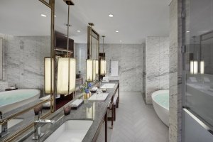 helles und großes luxus bad mit großer badewanne und doppelwaschbecken gegenüber im luxushotel mandarin orental mit viel marmor