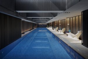 langer dunkelblauer pool im spabereich des luxushotels mandarin oriental mit modernen weißen liegen auf der rechten seite