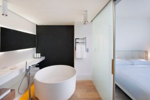 helles designer badezimmer einer suite im mandarin oriental in barcelona spanien