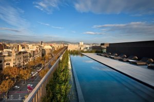 eleganter pool mit ausblick im mandarin oriental in barcelona spanien