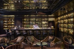 gemütliche Bamboo Bar für erlesene Cocktails und Fine Dining im Luxushotel Mandarin Oriental Bangkok in Thailand
