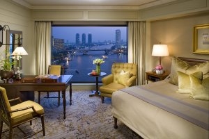 luxuriöses und helles Deluxe Zimmer mit Blick auf die Stadt über den Chao Phraya Fluss im Mandarin Oriental Bangkok