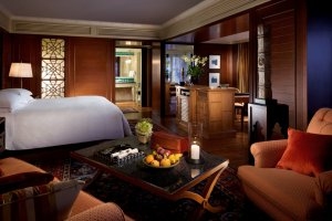 luxuriöses Schlafzimmer eines State Rooms im Mandarin Oriental Bangkok mit viel Holz und edler Einrichtung wie für eine Luxus-reise gemacht