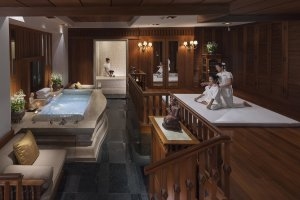 entspannender Spa Bereich im Luxushotel Mandarin Oriental Bangkok mit viel Holz und gemütlichen Pools lädt zum relaxen in Thailand ein