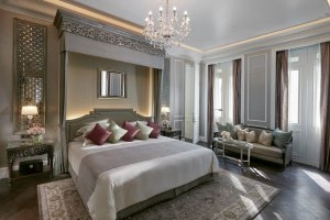 Blick in der geräumige Zimmer und auf das große Bett der Ambassador Suite im Luxushotel Mandarin Oriental Bangkok in Thailand