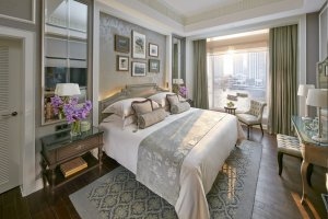 Helles Luxus-Schlafzimmer in einer Garden Suite mit Blick auf die Millionen-Stadt Bangkok im Mandarin Oriental