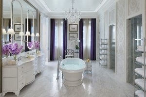 Königliches Bad der Royal Suite im Luxushotel Mandarin Oriental Bangkok mit weißem Marmor freistehender Wanne und viel Platz für ein Königliches Vollbad in Thailands Großstadt