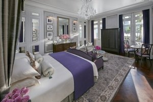 Schlafzimmer mit großem Bett der luxuriösen Royal Suite im Mandarin Oriental Bangkok in Thailand