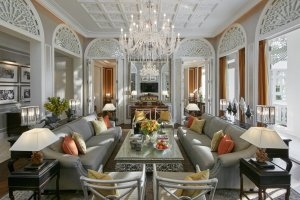 Royaler Wohnraum mit gigantischen ausmaßen mutet herrschaftlich an in der Royal Suite im Luxushotel Mandarin Oriental Bangkok in Thailand