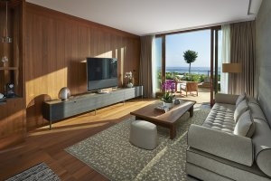 grosses wohnzimmer einer suite mit meerblick im mandarin oriental luxus resort in bodrum türkei