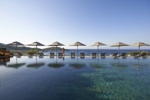 traumhafter infinity pool im mandarin oriental luxus resort in bodrum türkei